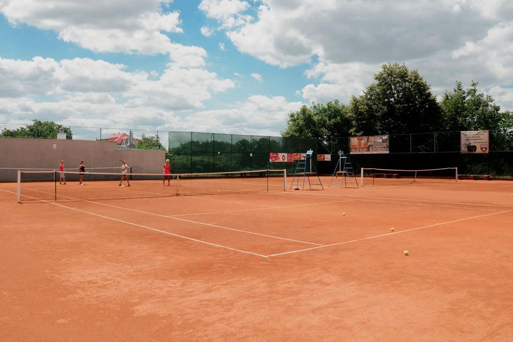 JJ Hotel Vynohradiv Buitenkant foto