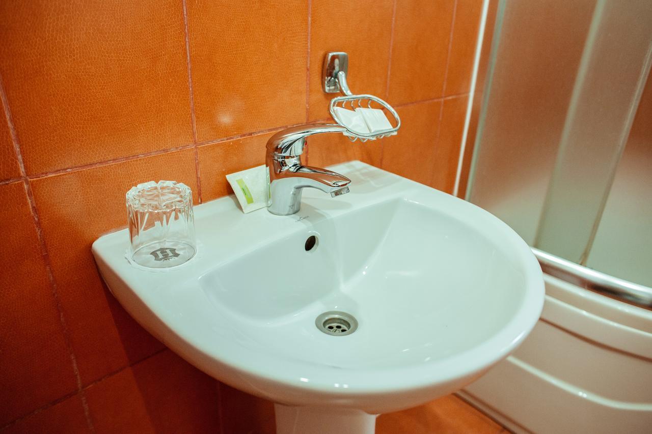 JJ Hotel Vynohradiv Buitenkant foto