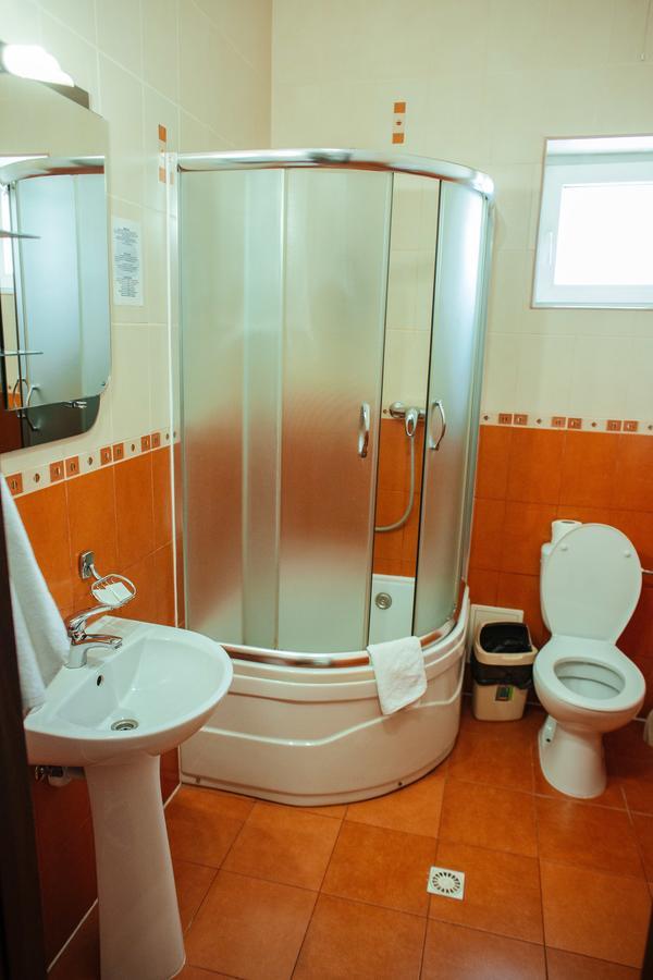 JJ Hotel Vynohradiv Buitenkant foto