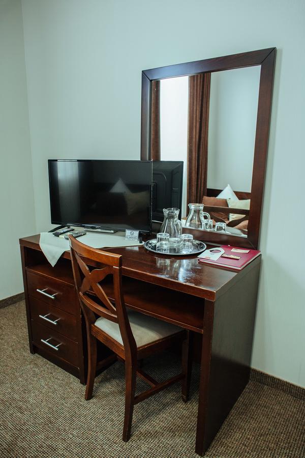 JJ Hotel Vynohradiv Buitenkant foto