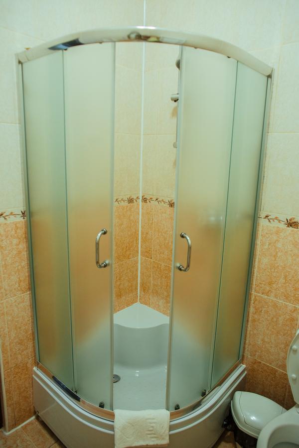 JJ Hotel Vynohradiv Buitenkant foto