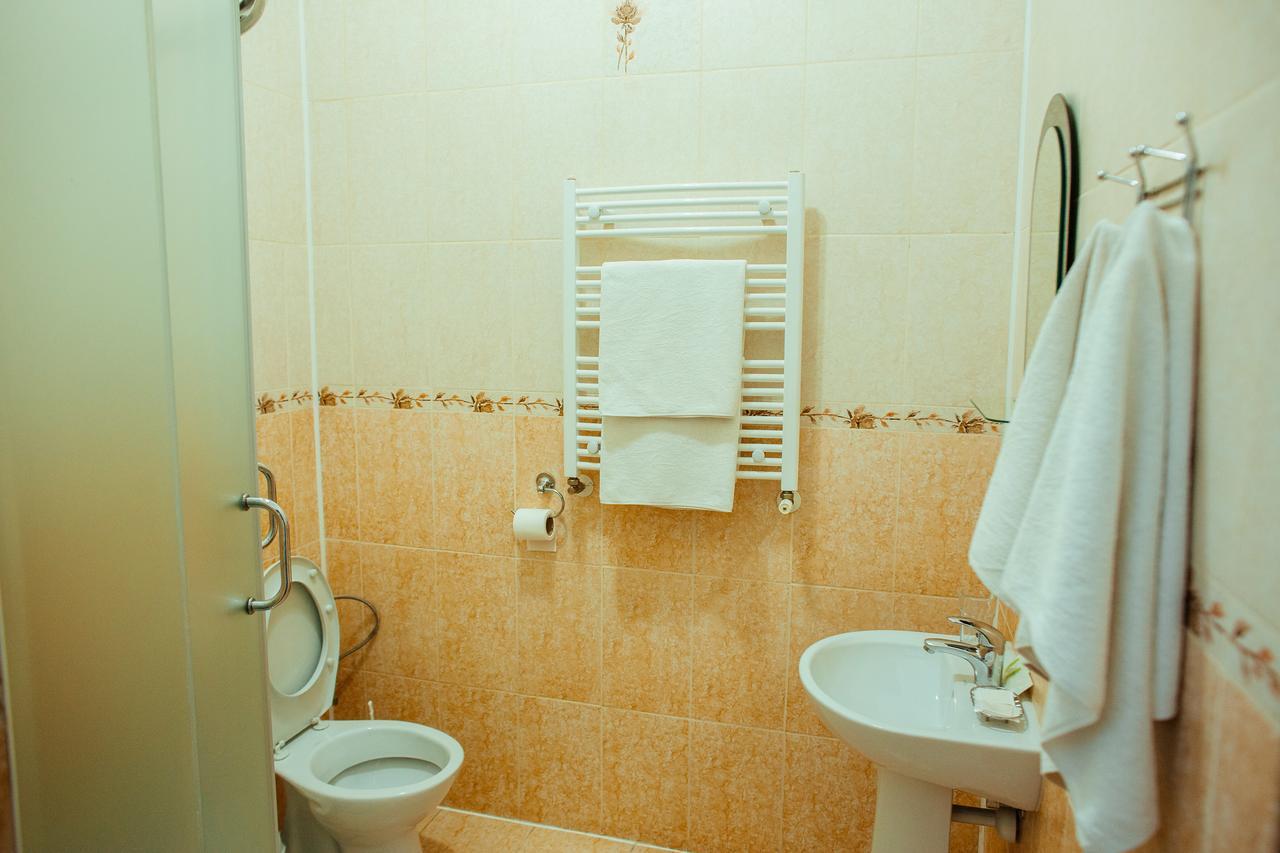 JJ Hotel Vynohradiv Buitenkant foto