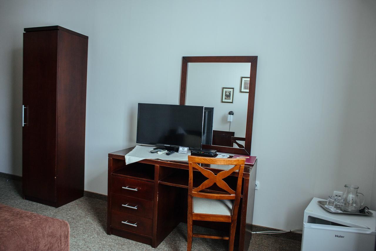 JJ Hotel Vynohradiv Buitenkant foto