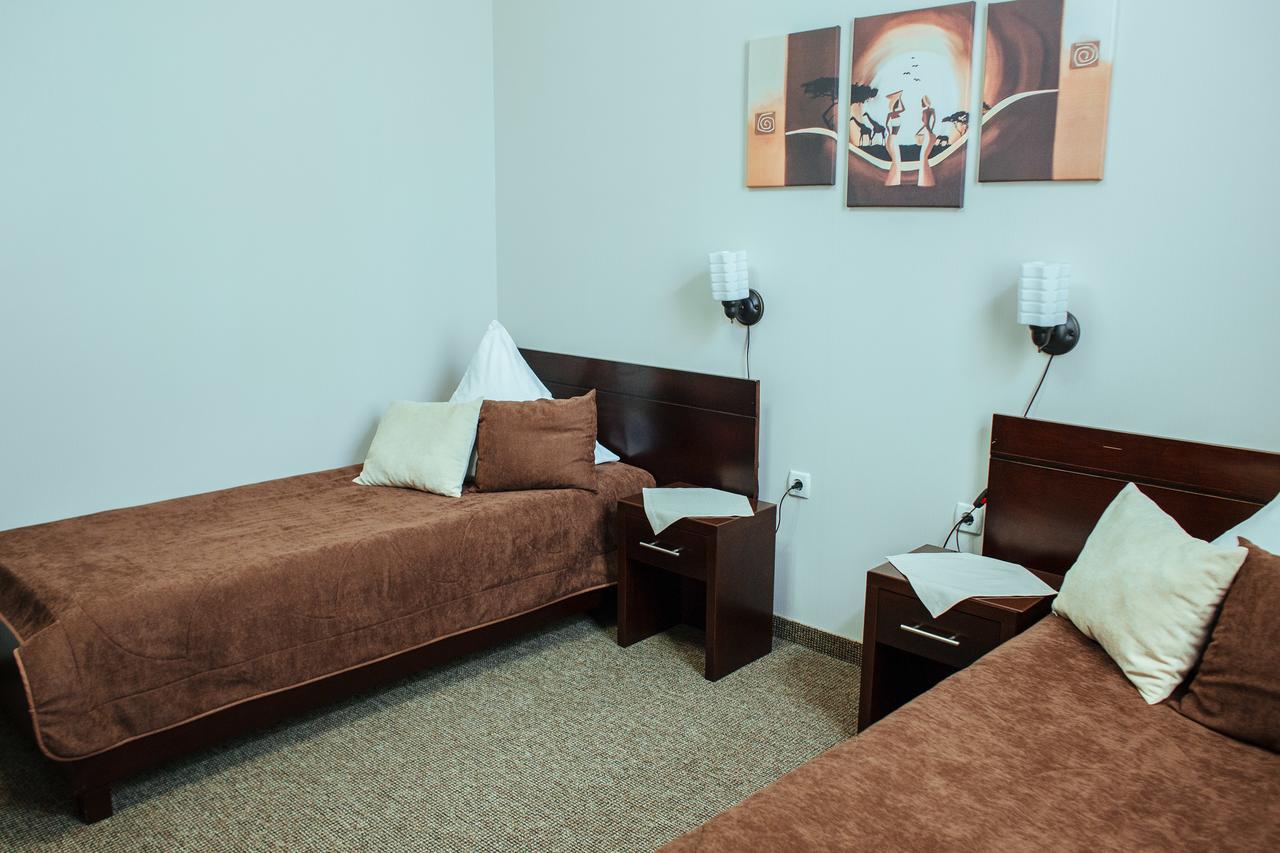 JJ Hotel Vynohradiv Buitenkant foto