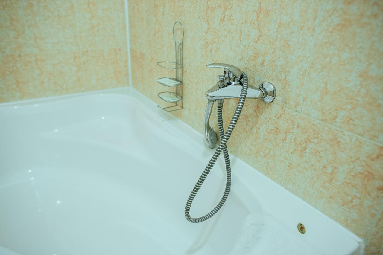 JJ Hotel Vynohradiv Buitenkant foto
