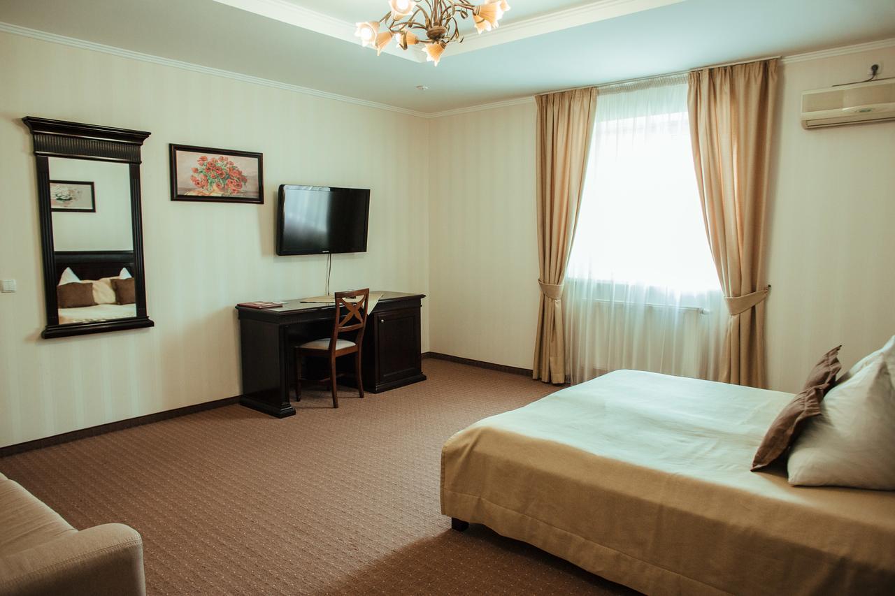 JJ Hotel Vynohradiv Buitenkant foto
