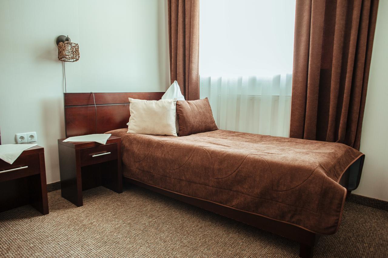 JJ Hotel Vynohradiv Buitenkant foto