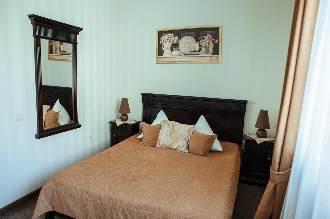 JJ Hotel Vynohradiv Buitenkant foto