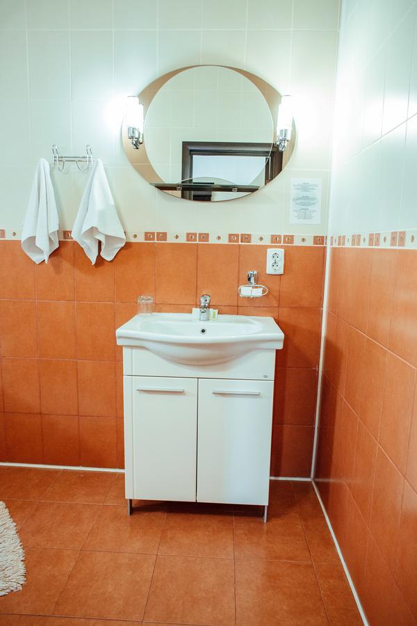 JJ Hotel Vynohradiv Buitenkant foto