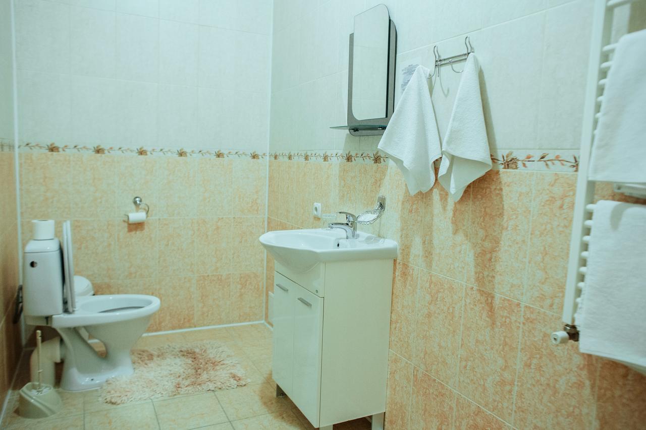 JJ Hotel Vynohradiv Buitenkant foto