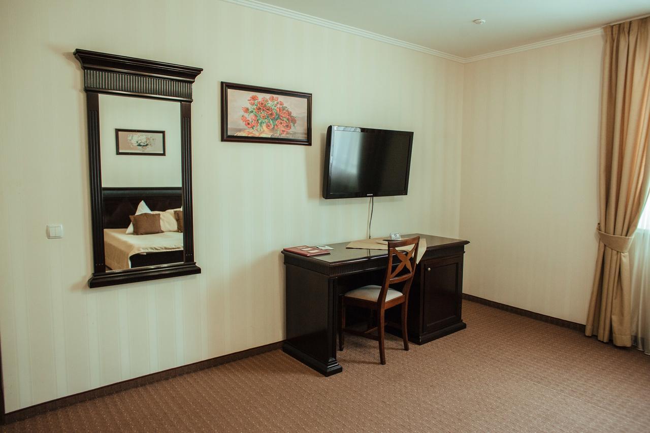 JJ Hotel Vynohradiv Buitenkant foto