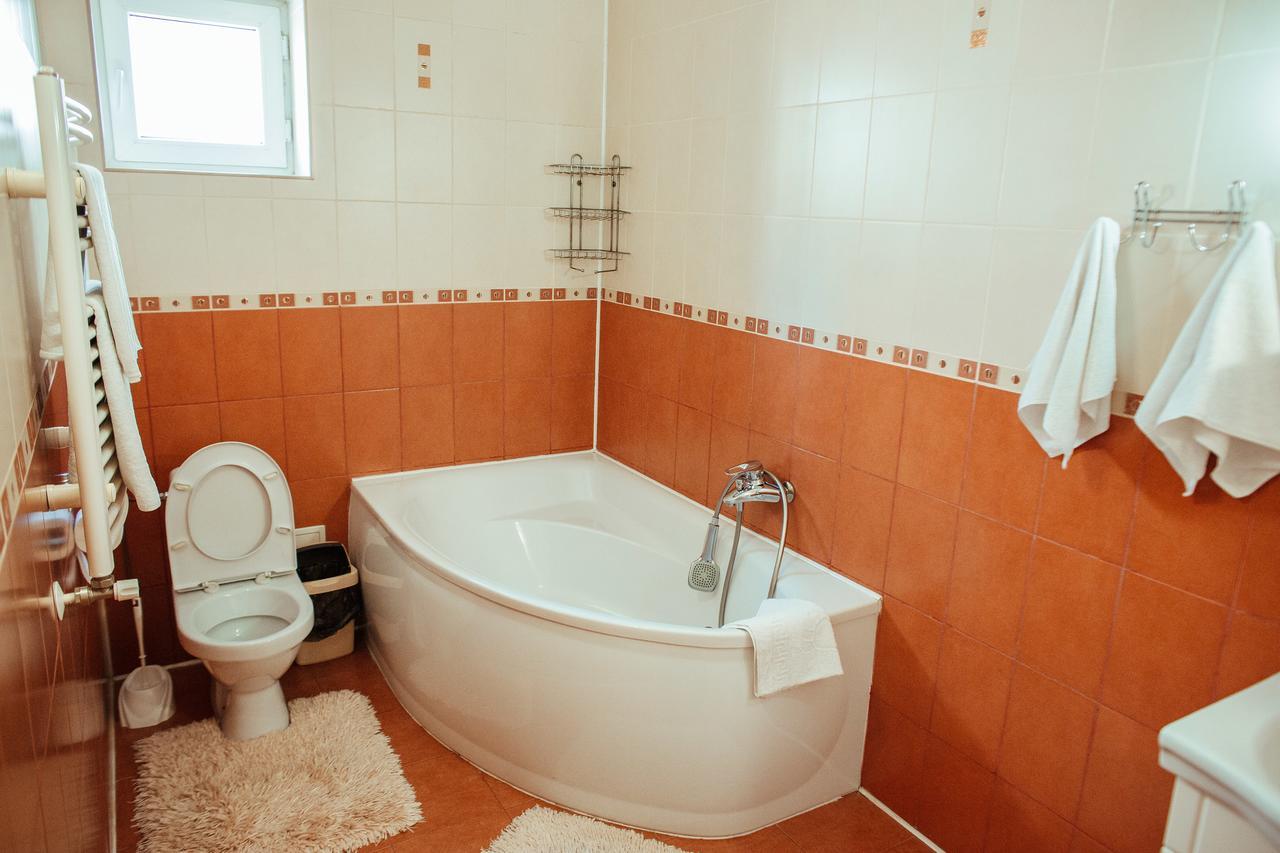 JJ Hotel Vynohradiv Buitenkant foto