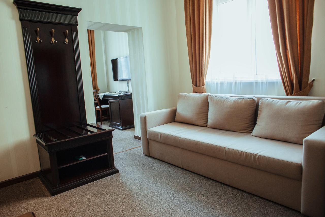 JJ Hotel Vynohradiv Buitenkant foto