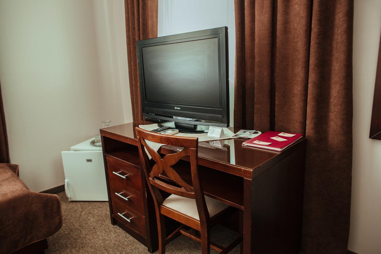 JJ Hotel Vynohradiv Buitenkant foto