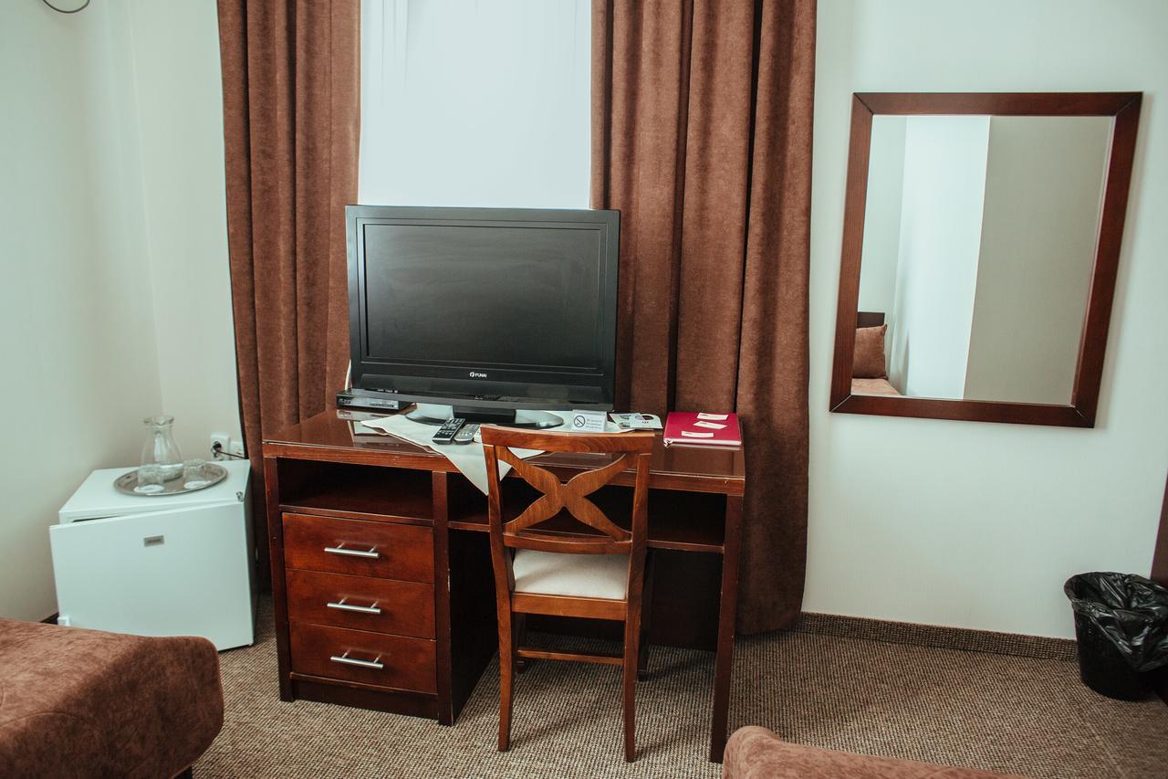 JJ Hotel Vynohradiv Buitenkant foto