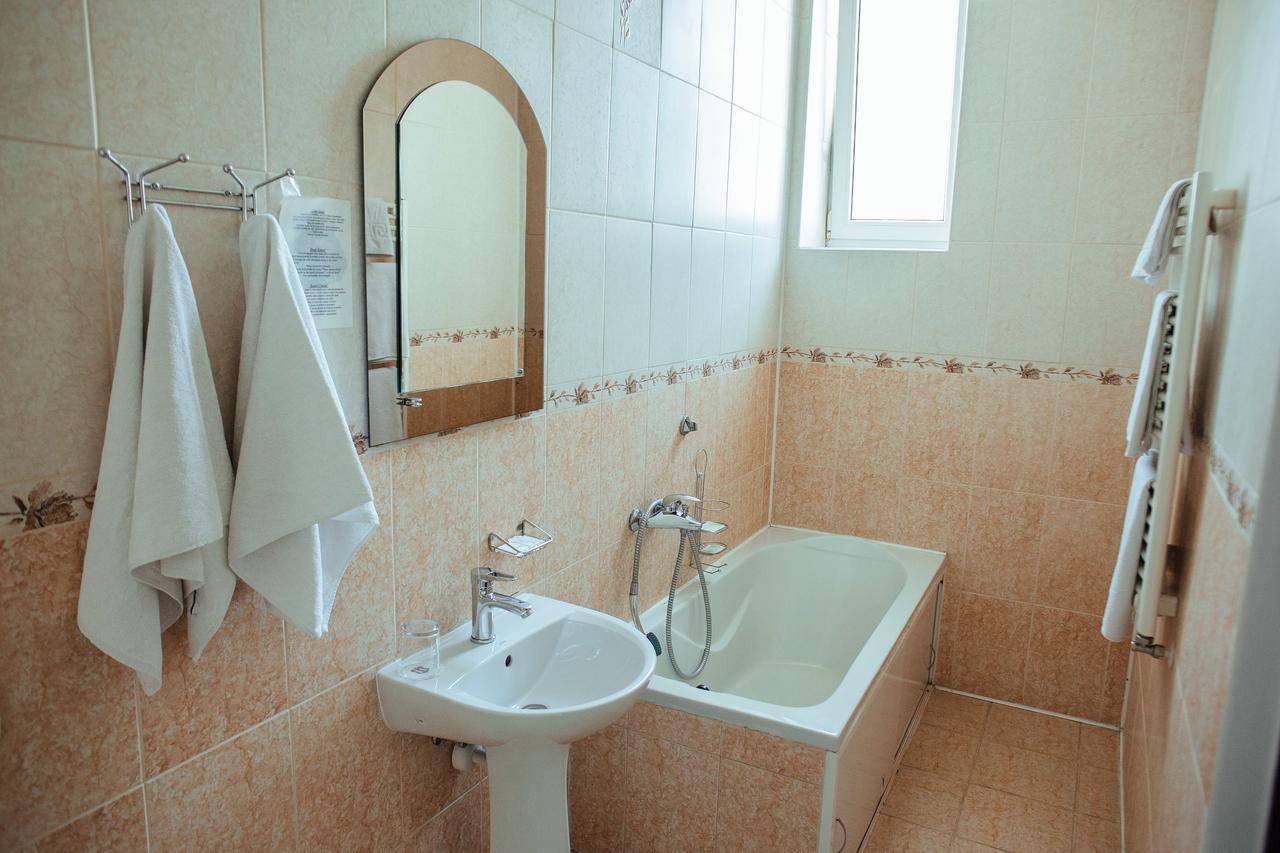 JJ Hotel Vynohradiv Buitenkant foto