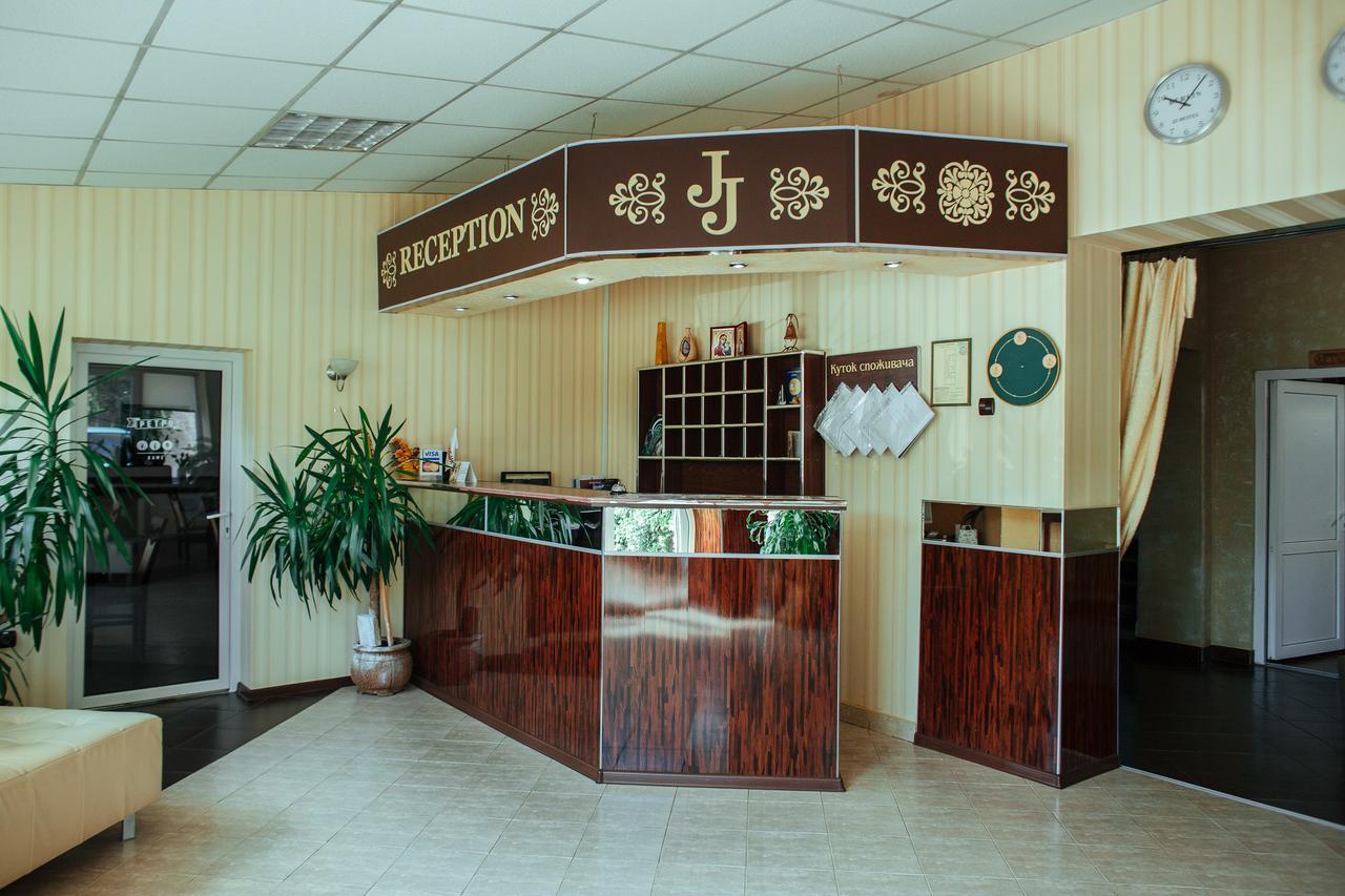 JJ Hotel Vynohradiv Buitenkant foto