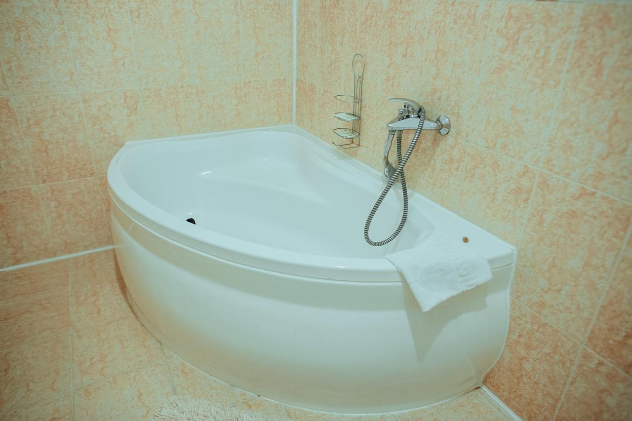 JJ Hotel Vynohradiv Buitenkant foto
