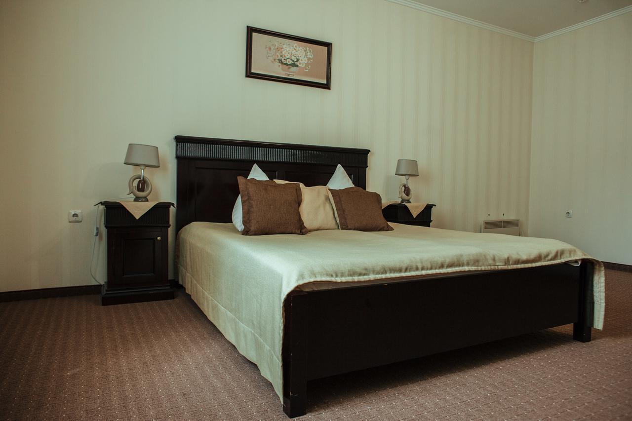 JJ Hotel Vynohradiv Buitenkant foto