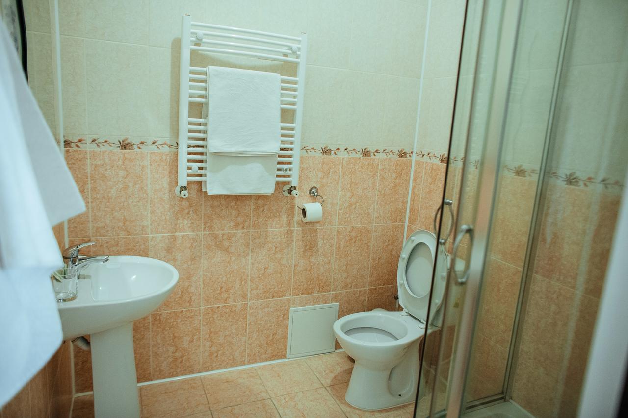 JJ Hotel Vynohradiv Buitenkant foto