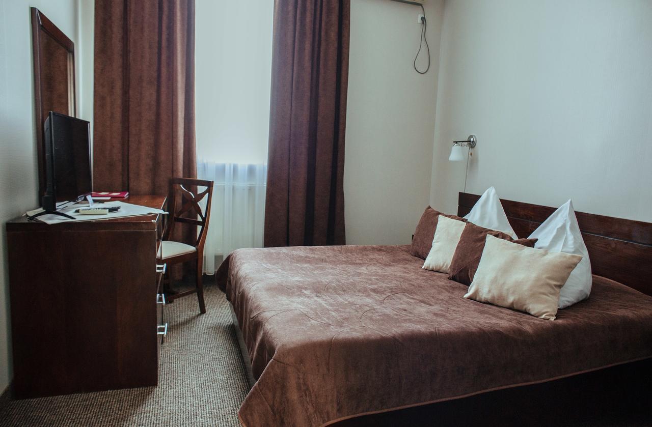 JJ Hotel Vynohradiv Buitenkant foto