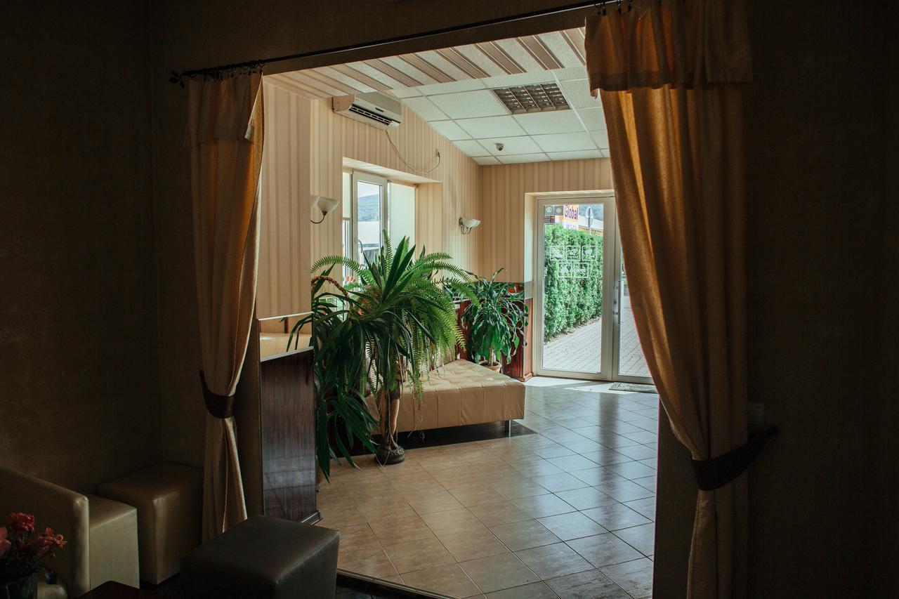 JJ Hotel Vynohradiv Buitenkant foto