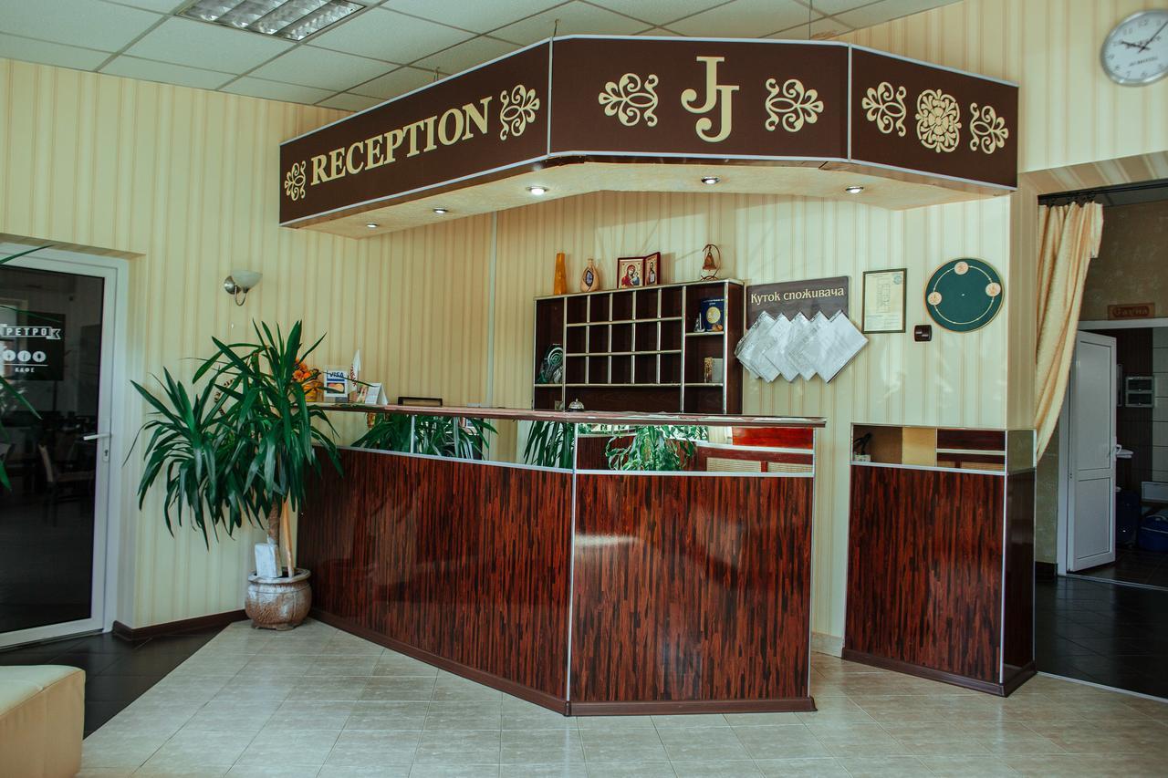 JJ Hotel Vynohradiv Buitenkant foto